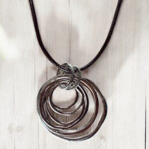 Collar espiral negro