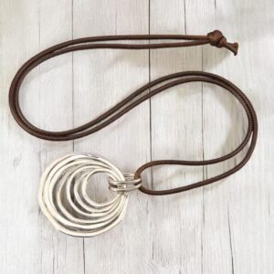Collar espiral marrón