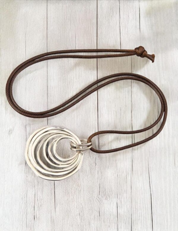 Collar espiral marrón